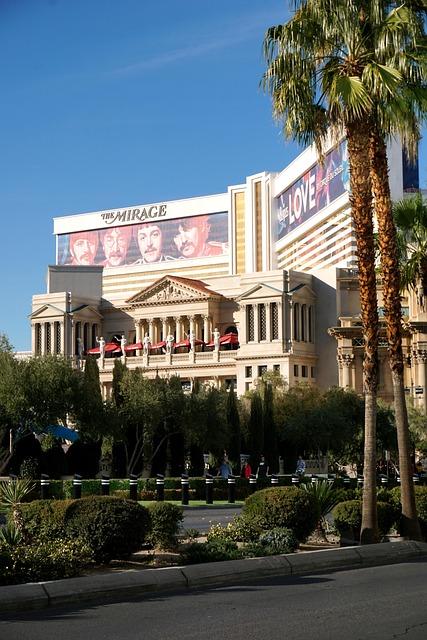 8 Best Hikes Near Las Vegas: Red Rocks, Joshua Trees, and Dreamy Desert Views